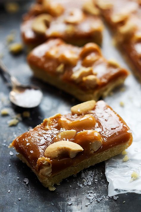 Chewy Caramels Recipe, Toffee Shortbread, Cashew Bars, Caramel Cashew, Dessert Christmas, Chewy Caramel, Food Christmas, Buttery Shortbread, Shortbread Bars