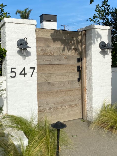 Diy Side Gate, Gated Front Yard, Modern Farmhouse Gate Entrance, Farmhouse Gate, Wood Gates, Front Yard Gate, House Front Gate, Yard Gate, Modern Gate