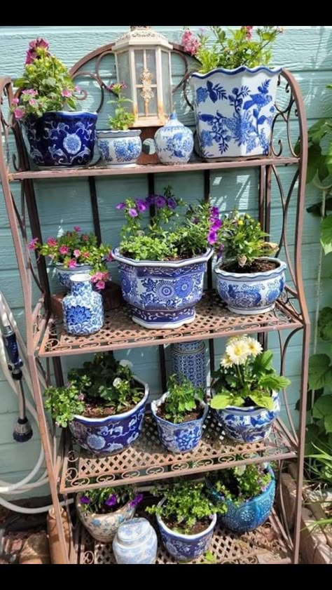 Plant Shelves Outdoor Garden Ideas, Artsy Garden, Garden Shelves, Bakers Rack, Garden Decor Diy, Garden Deco, Vintage Garden Decor, Garden Containers, Creative Gardening