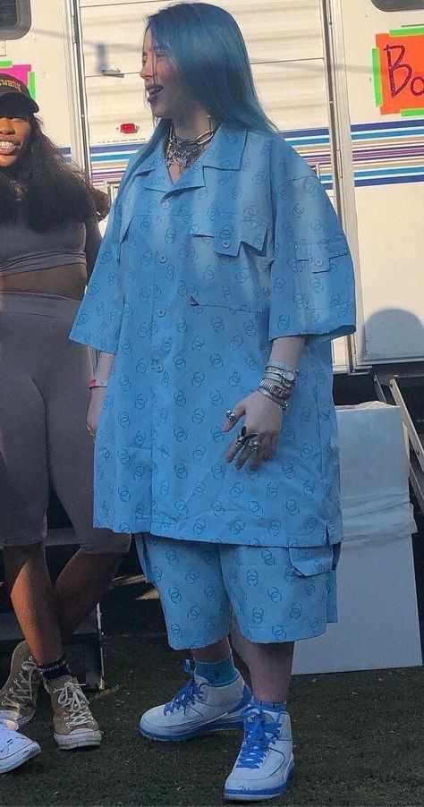 Billie Eilish Outfits, Blur Photography, Billie Eilish Vídeos, Flirting Tips For Girls, Hairstyle Gallery, Chocolate Eggs, Easter Chocolate, Blue Outfit, Blue Hair