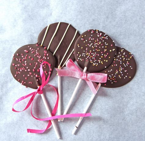 Homemade Lollipops, Rodjendanske Torte, Lollipop Recipe, 18th Birthday Party Themes, Chocolate Covered Cookies, Chocolate Pops, Anniversaire Diy, Chocolate Lollipops, Cookie Pops