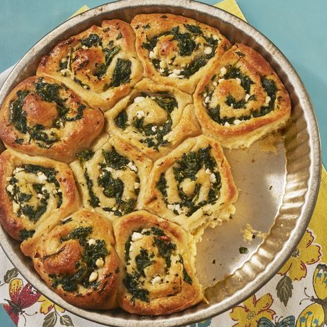 spinach-feta buns Spinach Feta Buns, Easter Dinner Ideas, Brunch Sides, Rolls Homemade, Christmas Side Dishes, Spinach Feta, Pinwheel Recipes, Buns Recipe, Spring Brunch