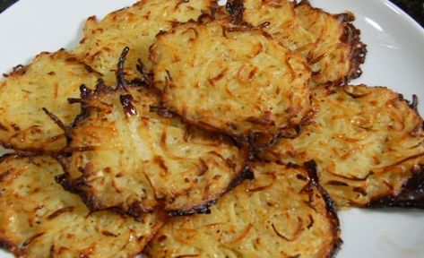 Classic Potato Latkes - Oven baked recipe from Leah's catering Seattle Baked Latkes Recipe, Baked Latkes, Potato Kugel Recipe, Oven Baked Potato, Latkes Recipe, Baked Recipe, Jewish Holiday Recipes, Moroccan Recipes, Potato Latkes