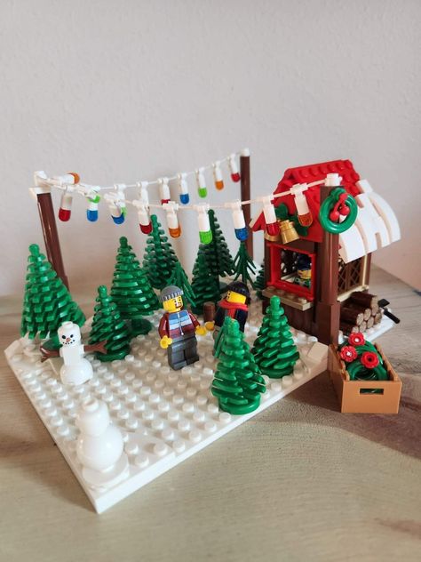 Lego Xmas Decorations, Lego Christmas Village Display Ideas Diy, Lego Winter Ideas, Christmas Lego Display, Lego Christmas Village Diy, Winter Lego Ideas, Lego Christmas Decorations, Lego Trees Ideas, Christmas Lego Builds