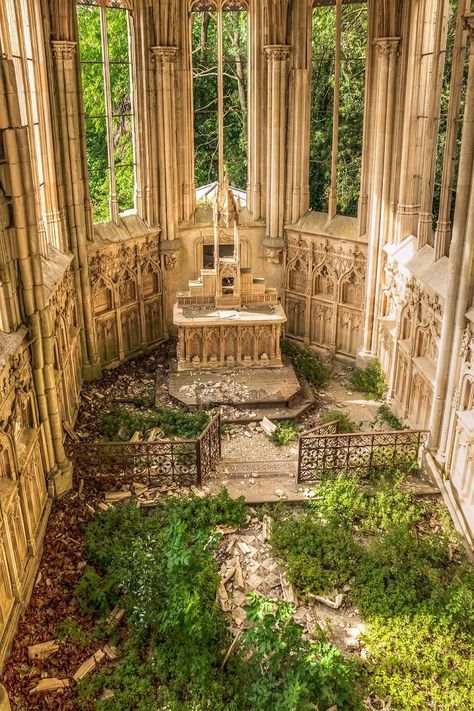 La Chapelle de L'ange au Violon is a beautifully, crumbling chapel located in the south of France. This dilapidated family chapel lies within the grounds of a house; the house itself is inhabited. Both the house and surrounding grounds are well-kept, immaculate in fact. Abandoned Chapel, Apocalypse Landscape, Abandoned Churches, Church Aesthetic, Beautiful Ruins, Abandoned Church, Abandoned Mansion, Architecture Student, Short Films