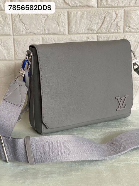 Lv Sling Bag For Men, Louis Vuitton Laptop Bag, Lv Sling Bag, Guys Accessories, Mens Work Bags, Mode Niqab, Mens Designer Backpacks, Louis Vuitton Duffle Bag, Mens Designer Bag