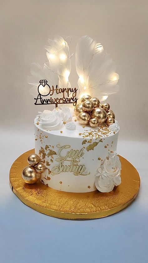 Cake For 50th Anniversary, White And Gold Anniversary Cake, White And Gold Cake Simple, 50th Anniversary Cakes Gold, Simple Elegant Cake Designs, Haldi Cake, Gold Cake Ideas, 10th Anniversary Cake, Sparkly Birthday Cake