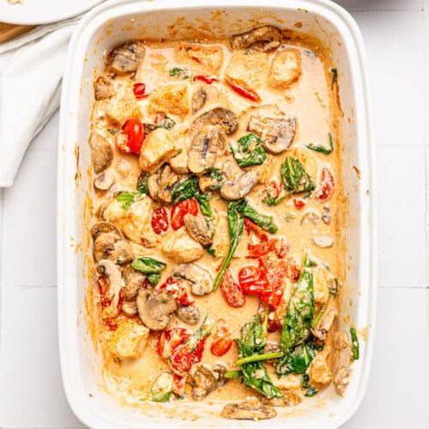 30-Minute Creamy Feta Chicken Bake Chicken Feta Bake, Feta Chicken, Creamy Cauliflower, Tomato And Cheese, Quick Dinner Recipes, Juicy Chicken, Chicken Casserole, Favorite Side Dish, Chicken And Vegetables