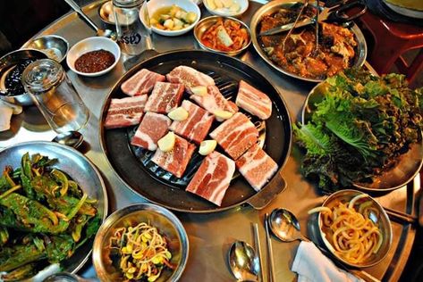 Samgyupsal Recipe, Bbq Dinner Recipes, Korean Buffet, Bbq Dinner Party, Korean Pork, Ground Beef And Cabbage, Food Park, Bbq Dinner, Barbecue Restaurant