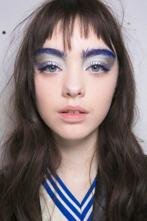 Dyed Eyebrows, Toned Face, Cool Haircuts For Girls, Messy Bangs, Dye Eyebrows, 2017 Hair Trends, Funky Makeup, Face Foundation, Cat Eye Makeup