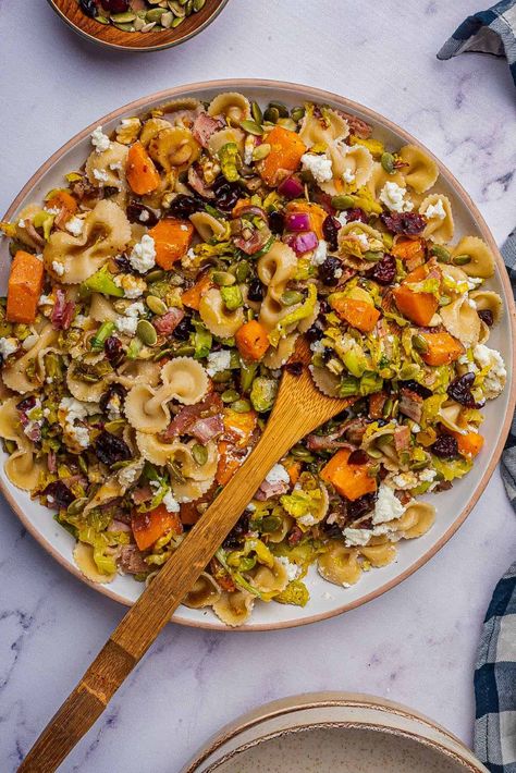 Elevate your fall gatherings with this delicious autumn pasta salad. Packed with roasted vegetables and harvest flavors, this pasta salad for fall is perfect for any feast. Serve for a comforting lunch or dinner, or as a side for Thanksgiving. Pasta Salad For A Crowd, Thanksgiving Pasta, Salad For Thanksgiving, Fall Pasta Salad, Autumn Pasta, Creamy Pasta Sauce Recipes, Maple Balsamic Vinaigrette, Salad With Veggies, Salad For A Crowd