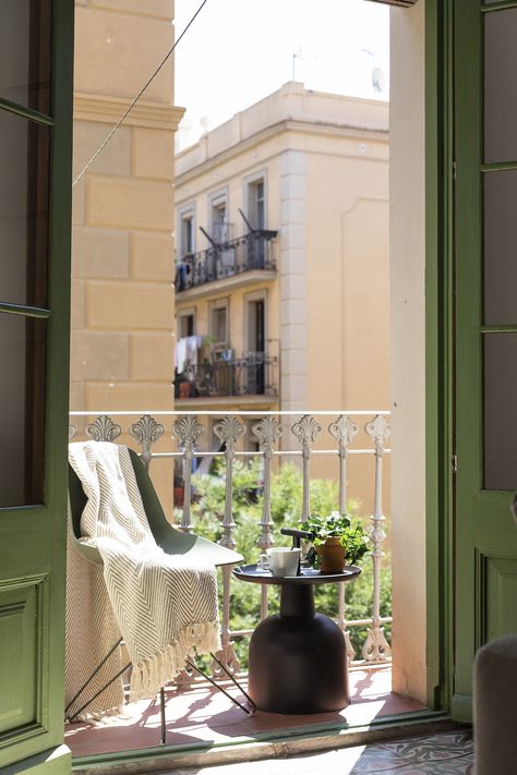 Madrid Spain Apartment Aesthetic, Spanish Apartment Barcelona, Madrid Studio Apartment, Barcelona Aesthetic Apartment, Apartment In Spain Aesthetic, Spanish Apartment Decor, Barcelona Spain Apartments, Apartments In Spain, Madrid Apartment Interiors