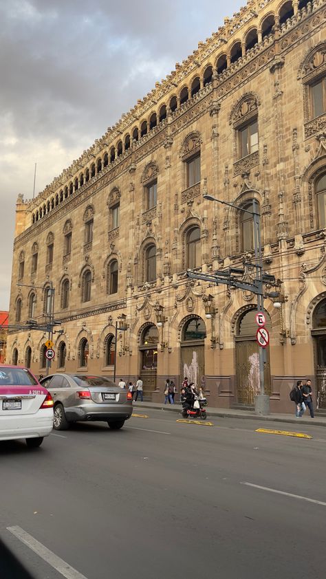 old mexican building Mexican Old Money, Mexico Architecture, Historical Buildings, City Center, Historic Buildings, Mexico City, Old Money, Louvre, Street View