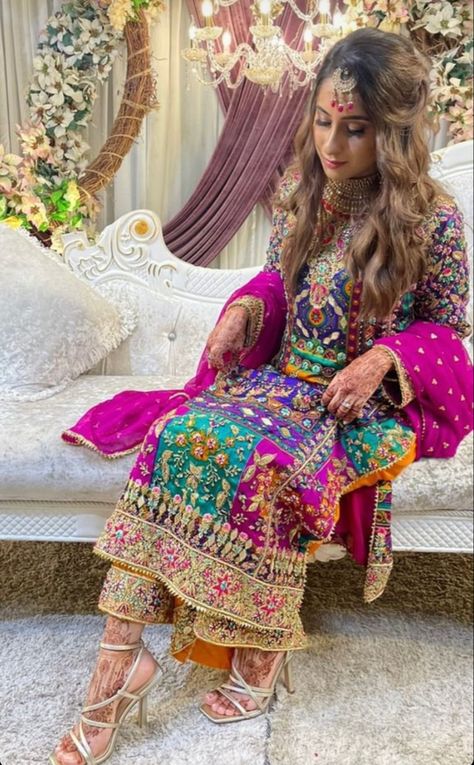 Haris shakeel Dolki Outfits, Haris Shakeel Bridal Dresses, Haris Shakeel Dresses, Sajal Bridal Look, Haris Shakeel Mehndi Dresses, Pakistani Dress Design Ideas, Haris Shakeel, Sajal Aly Bridal Look, Simple Mehndi Dresses