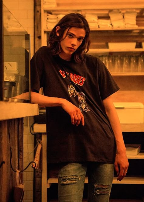 Erin Mommsen for Andersson Bell Spring Summer 2016 Erin Mommsen, Aesthetic People, Jane Birkin, Poses References, Estilo Punk, Pose Reference Photo, Alexa Chung, Grunge Hair, Long Hair Styles Men