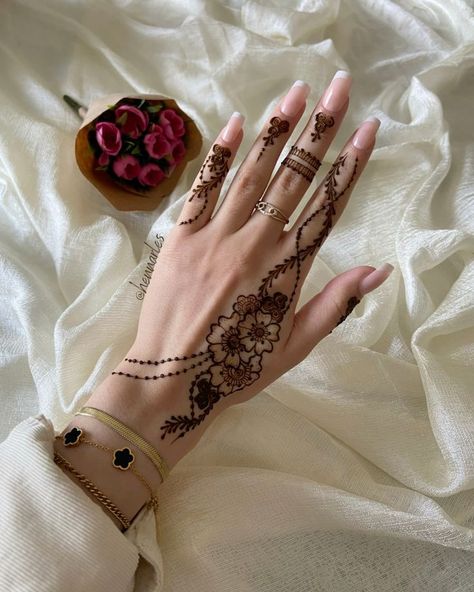 Simple Henna Designs Hand, Small Henna Designs, Cute Henna Designs, Inai Pengantin, Henna Designs Wrist, Henna Inspired Tattoos, Henna Nails, Tato Henna, Finger Henna Designs