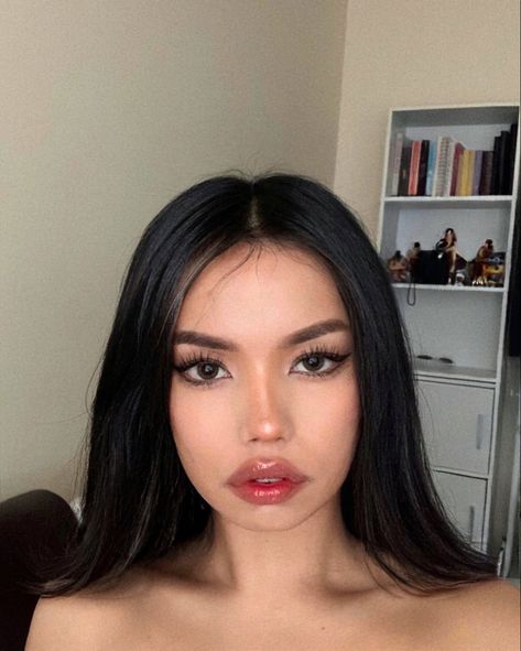 Simple douyin make-up on a Southeast Asian woman Asian make-up Douyin make-up Pearl necklace High Contrast Makeup Looks, Warm Tone Makeup Korean, Southeast Asian Makeup, High Contrast Makeup, Contrast Makeup, Tan Skin Makeup, Light Brown Skin, Gyaru Makeup, Chinese Makeup