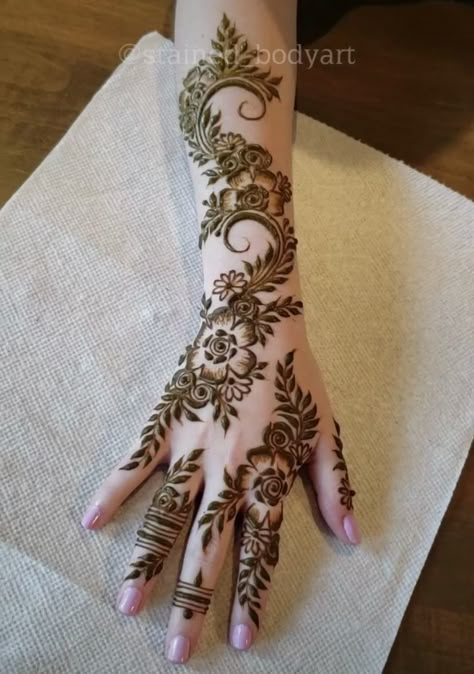 Henna Roses Designs, Thick Henna Designs, Bridal Henna Designs Modern, Rose Henna Design, Khaleeji Henna Designs, Arab Henna Designs, Henna Designs Arabic, Khaleeji Henna, Cute Henna Designs