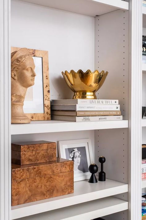 Home Decor Sculptures, Bookshelf Decor, Shelf Styling, Table Arrangements, Built In Shelves, World Of Interiors, Home Trends, Living Room Style, Lounge Room