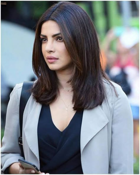 Priyanka chopra Priyanka Chopra Hair, Haircuts For Long Hair Straight, Hair Straightening Iron, Haircuts For Medium Hair, Haircuts For Long Hair, Asian Hair, Medium Hair Cuts, Priyanka Chopra, Medium Length Hair Cuts