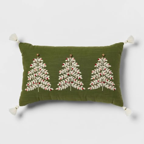 Use jingle bells for an added touch of festivity this season! Come and see what you can do for presents, wreaths and pillows. Christmas Fair Ideas, Whimsical Christmas Decor, Christmas Tree Embroidery, Appliqué Patterns, Target Christmas, Cushions And Throws, Basic Quilt, Pillow Green, Leaf Template