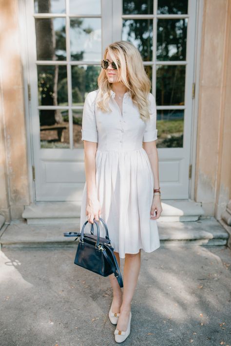 Epitome of preppy. Ferragamo's, classic shirtdress, and a navy handbag. So much classic style. Classic Casual Dress, Summer Dress For Work, Classic Dress Elegant, Dresses For Office, Classic Dresses For Women, Office Fashion Summer, Gamine Outfits, Navy Handbag, Classic Elegant Style