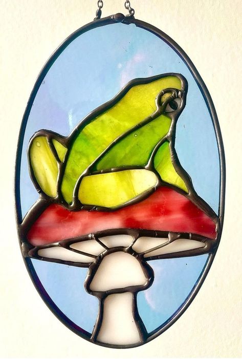 Mushroom Stained Glass Art, Stained Glass Art Simple, Frog Stained Glass Patterns, Stainglass Ideas Beginner, Mushroom Stained Glass Patterns, Easy Stained Glass Patterns, Stained Glass Frog, Stained Glass Turtle, Stained Glass Mosaic Art