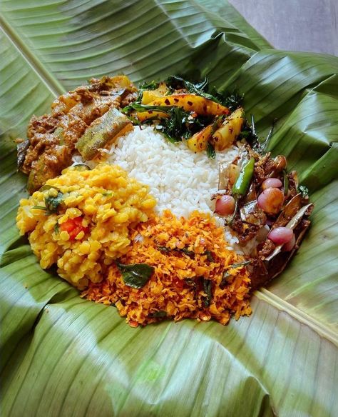 Rice And Curry Sri Lanka, Salad Bowl Aesthetic, சமையல் குறிப்புகள், Coconut Sambal, Deviled Potatoes, Salad Pictures, Crispy Fried Potatoes, Aesthetic Salad, Dhal Curry