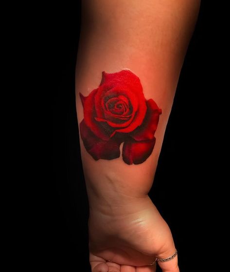 Hypercolor realism tattoos are the latest trend in colored ink. The realistic body-art can be in full color or mixed with black ink for a unique design. Rose Realism Tattoo, Realism Tattoos, Instagram Roses, Roses Are Red, Ink Master, Realism Tattoo, Latest Trend, Realism, I Tattoo