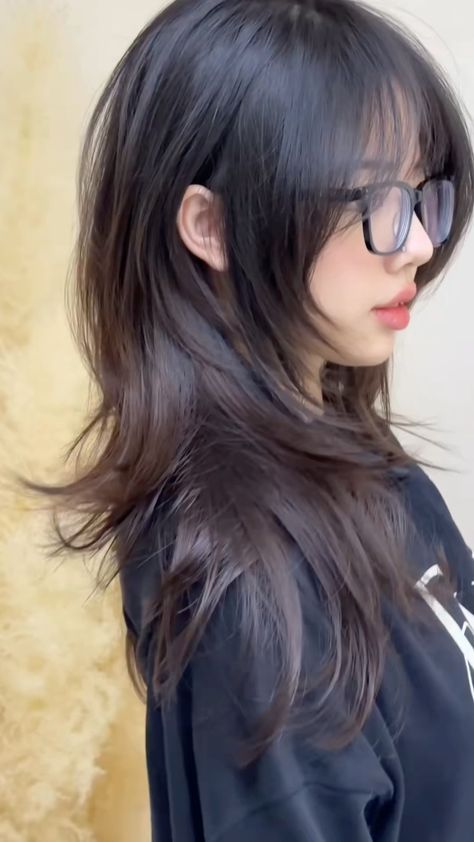 Long Asian Wolfcut, Sigma Hairstyle, Disconnected Layers Medium, Asian Haircut Bangs, Haircut For Women With Glasses, Modern Emo Hair, Hush Cut Hair Long, Korean Long Layered Haircut, Haircuts With Glasses