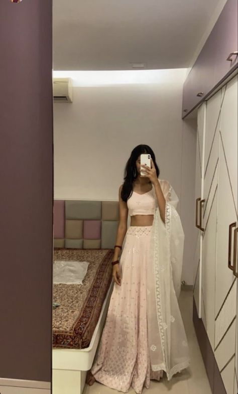 Lehenga Pictures, Lehenga Poses, Best Indian Wedding Dresses, Indian Fits, Skirt Aesthetic, White Lehenga, Indian Skirt, Simple Lehenga, Trendy Outfits Indian