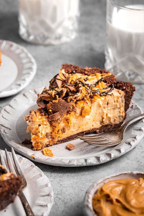 Introducing a new holiday pie option: No-Bake Butterfinger Pie. Because let’s be honest... your oven is already working overtime this time of year, am I right?! #bakebetterwithbutterfinger Butterfinger Pie Recipe, Butterfinger Pie, Chocolate Graham Cracker Crust, Baking Therapy, Baking Recipes Pie, Puff Pastries, Homemade Recipes Dessert, Holiday Pies, Chocolate Graham Crackers