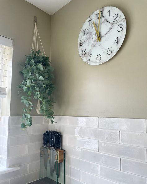 Farrow & Ball Bone. Neutral kitchen style. Scandi inspired. Farrow And Ball Bone Kitchen, Farrow Ball Bone, Bone Farrow And Ball, Farrow And Ball Bedroom, Marble Clock, Kitchen Colour, Farrow And Ball, Bramble, Paint Colours