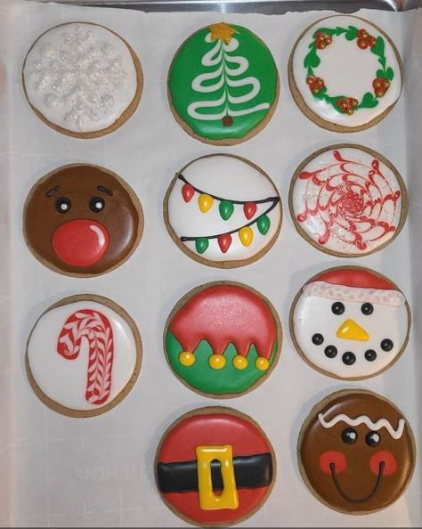 Round Sugar Cookie Decorating Ideas Christmas, Decorated Round Cookies, Round Christmas Cookies Decorating Ideas, Christmas Cookies Circle, Round Cookie Designs, Round Christmas Sugar Cookies, Circle Cookies Decorated, Round Sugar Cookies Decorated, Circle Christmas Cookies Decorated