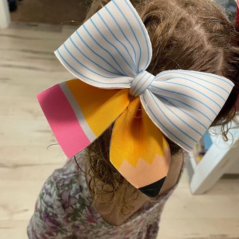 These pencil and paper bows are perfect for any back to school outfit!  These bows are available on clip only!  All bows are hand made to order. Choose from all yellow pencil bow Or pencil and lined paper bow!  Crayon bows are also available in our shop!  Please see estimated delivery dates before ordering. School Bows Ideas, Boutique Bow Tutorial, Back To School Bows, Diy Baby Bows, Paper Bows, School Bows, Yellow Pencil, School Hair Bows, Homemade Bows