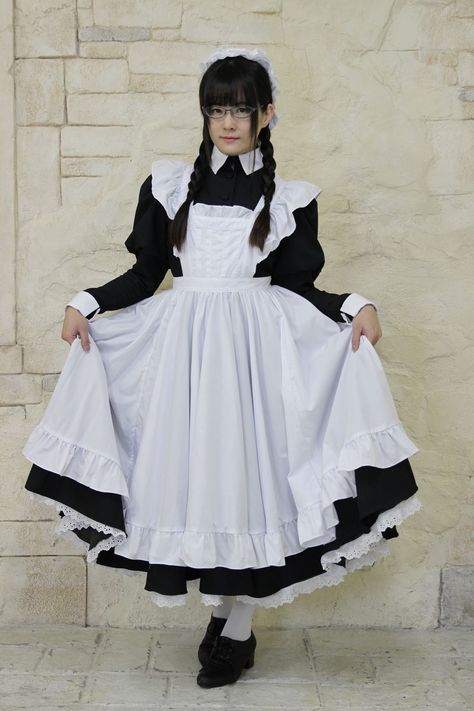 Maid Dress Pose, Maid Pose, Maid Dress Uniform, Maid Uniform, Maid Outfit, Maid Dress, Gothic Lolita, Model Poses, Beautiful Dresses