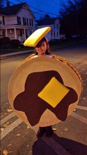 DIY pancake costume Pancake Halloween Costume, Pancake Costume Diy, Pancake Outfit, Pancake Costume, Dessert Outfit, Nutrition Month Costume, Jack Costume, Stuco Ideas, Vocabulary Parade