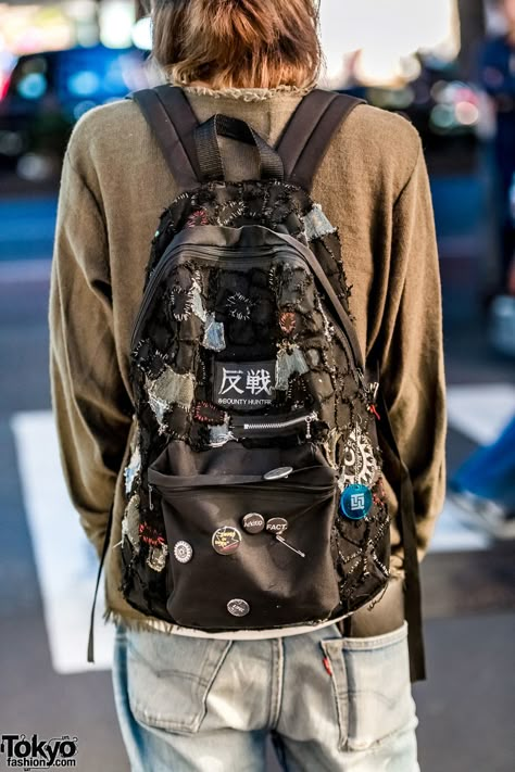 Japanese Punk, Punk Fashion Diy, Punk Style Outfits, Red Backpack, Grunge Streetwear, Hysteric Glamour, Looks Street Style, Bounty Hunter, Ripped Denim