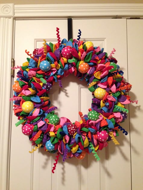 Birthday wreath I like some of the balloons being polka dot gives it a little contrast! Birthday Wreath Ideas, Happy Birthday Wreath Diy, Birthday Wreaths For Front Door, Happy Birthday Wreath, Birthday Wreaths, Balloon Wreath Diy, Birthday Wreath Diy, Birthday Balloon Wreath, Balloon Wreath