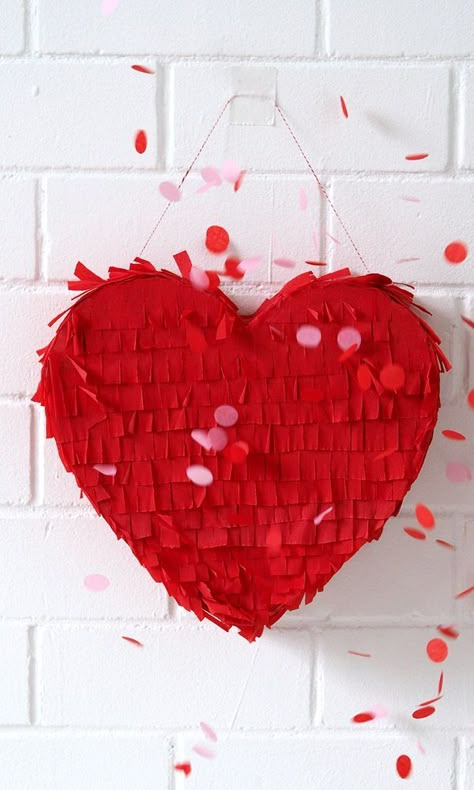 Piñata Valentines Day, Valentines Pinata, Valentine Pinata, Valentines Day Fondos, Heart Piñata, Heart Pinata, 22 Bday, Taylor Swift Birthday Party Ideas, 18th Birthday Party Themes