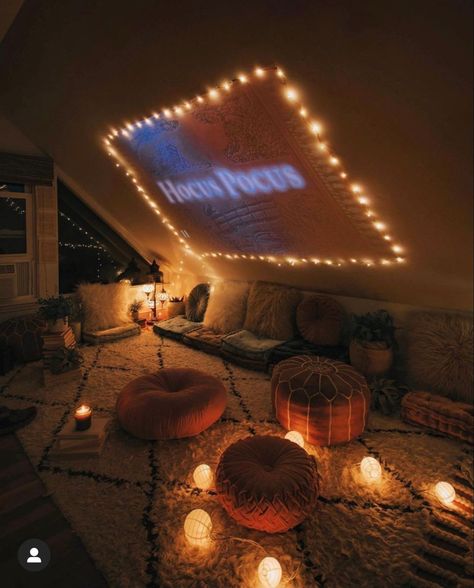 Hangout Room Ideas, Small Attic Room, Attic Room Ideas, Cozy Attic, Hangout Room, Urban Outfitters Home, Attic Loft, Home Cinema Room, Small Attic