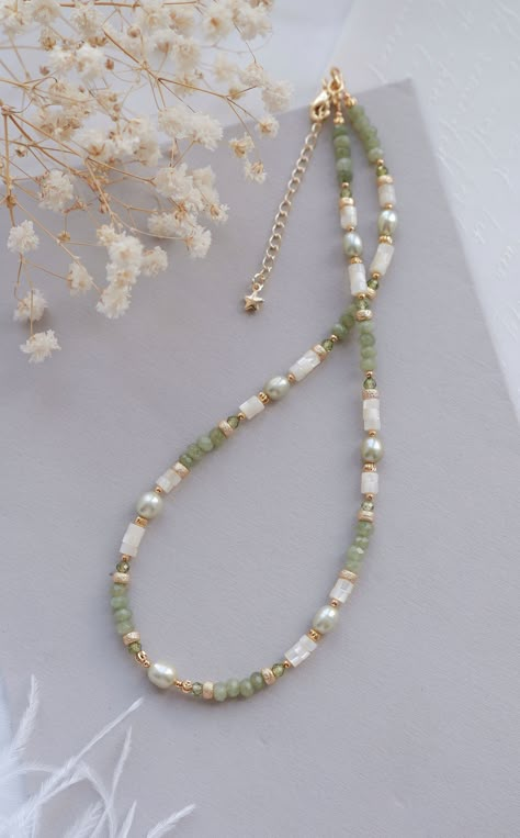 Чокер с жемчугом, чокер с перламутром Elegant Beaded Necklaces, Aquamarine Beads Necklace, Cute Beaded Necklace Ideas, Elegant Beaded Jewelry, Making Earrings With Beads, Green Beaded Jewelry, Rondelle Beads Ideas, Necklace Diy Aesthetic, Beaded Jewelry Patterns Necklaces