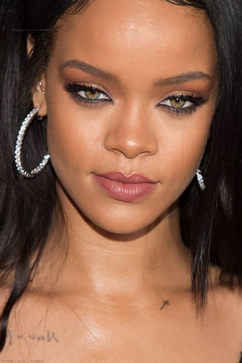 Rihanna Earrings, African American Women Hairstyles, Mirror Tattoos, Rihanna Makeup, Rihanna Fenty Beauty, Show Makeup, Rihanna Outfits, Rihanna Photos, Rihanna Riri