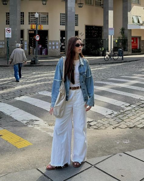 white & jeans combo 🤍 White Jean Aesthetic, Baggy White Jeans Outfit, Outfits Con Jeans Blancos, White Jeans Outfit Winter, Winter Nyc, Outfits Con Jeans, Nyc Outfits, Jeans Outfit Winter, White Jeans Outfit