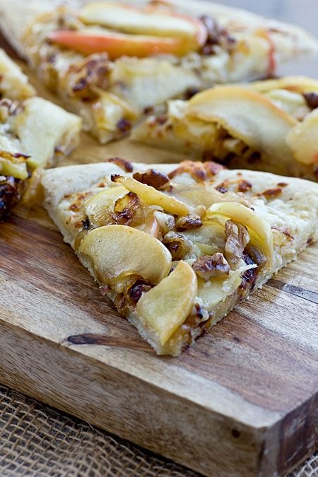 Apple Cheddar Pizza with Caramelized Onions & Walnuts Cheddar Pizza, Yakimeshi Recipe, Apple Cheddar, Walnut Recipes, Vegetarian Thanksgiving, Pasta Pizza, Vegetarian Pizza, Flatbread Pizza, Thanksgiving Appetizers