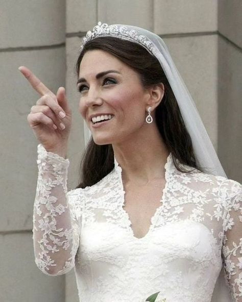 #katemiddleton #princessofwales #catherineelizabethmiddleton #britishroyalfamily Kate Middleton Style Outfits, Kate Middleton Wedding, Royal Wedding Dress, Beautiful Beach Wedding, Princess Kate Middleton, Vintage Princess, Catherine Middleton, Royal Weddings, Ideal Wedding