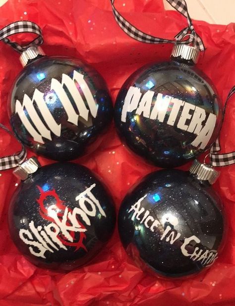 Happy Crismas, Emo Gift Ideas, Emo Christmas, Punk Christmas, Heavy Metal Christmas, Christmas Goth, Rock Food, Emo Gifts, Black Christmas Decorations