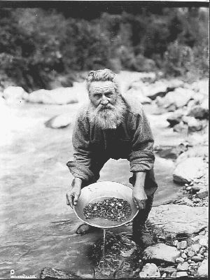 More Pannin' Klondike Gold Rush, Panning For Gold, California Gold Rush, Gold Miners, Gold Prospecting, Into The West, Wilde Westen, American Frontier, Yukon Gold