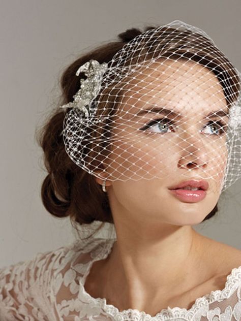 Short Veils Bridal Vintage, Vintage Wedding Hats Birdcage Veils, Wedding Veil Birdcage, Bridal Birdcage Veils Headpieces, Birdcage Veil With Hair Down Vintage, Birdcage Veil Wedding, Bridal Birdcage Veils, Vintage Veils, Vintage Wedding Hair