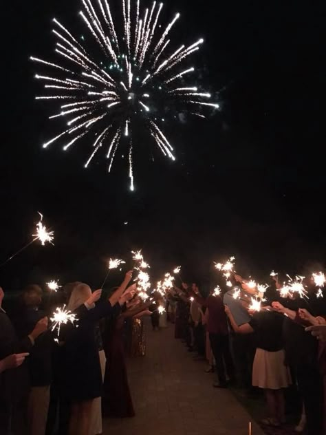 Wedding Fireworks First Dance, Wedding Ideas Send Off, Wow Wedding, Fireworks At A Wedding, Wedding Fireworks Ideas, Firework Send Off, Night Time Send Off Wedding, Wedding At Night Outdoor, Wedding With Fireworks